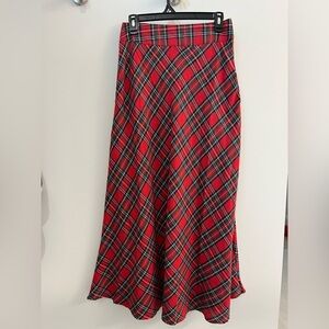 Long maxi skirt. Size M . 2 side pockets. Zipper in back. Waist laying flat 14.